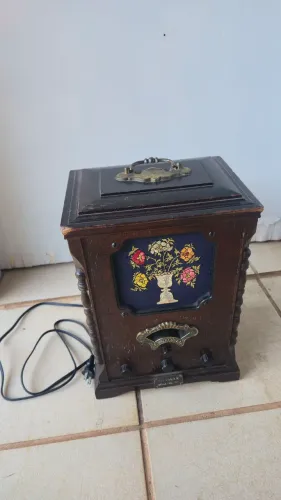Rádio antigo capelinha Thomas América Series 511