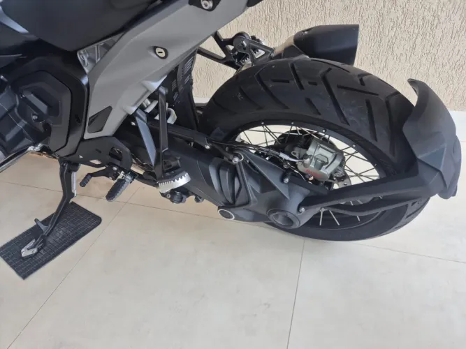 Moto muito nova fica mais dentro de casa do que na rua .