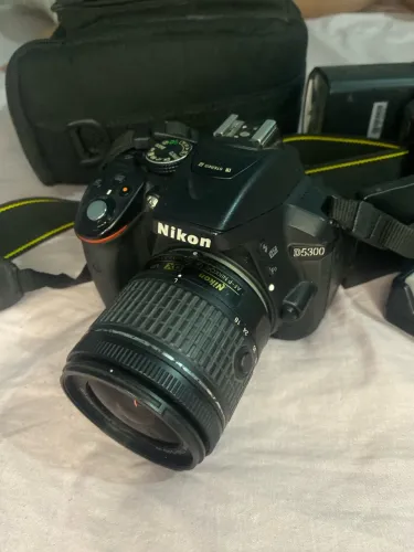 Nikon D5300 + lente 18-55mm + acessórios