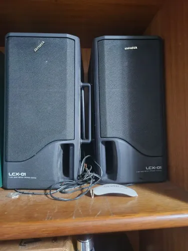 Par de caixas de som da marca Aiwa, modelo LCX-01.