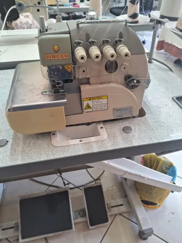 Máquina de costura Interlock - Singer