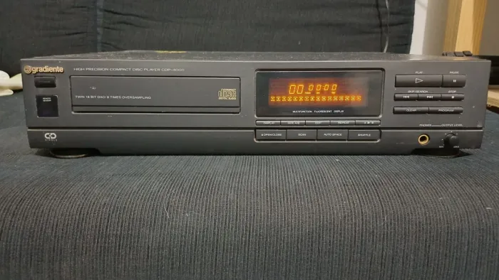 Cd player Gradiente CDP-4000, liga o display, abre a bandeja, mas não está lendo o cd