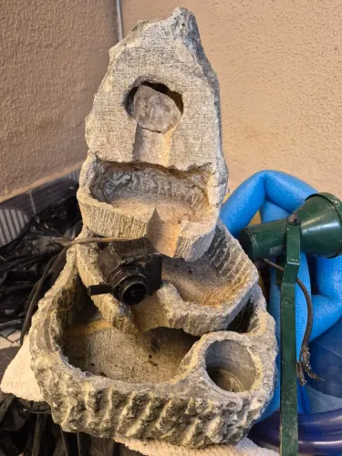 Fonte iluminada para jardim
