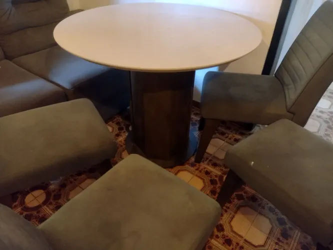 Jogo de mesa redonda com 4 cadeiras. Aceito troca.