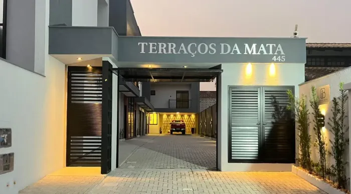 Sobrado para Venda em Joinville, Bom Retiro, 3 dormitórios, 1 suíte, 4 banheiros, 2 vagas