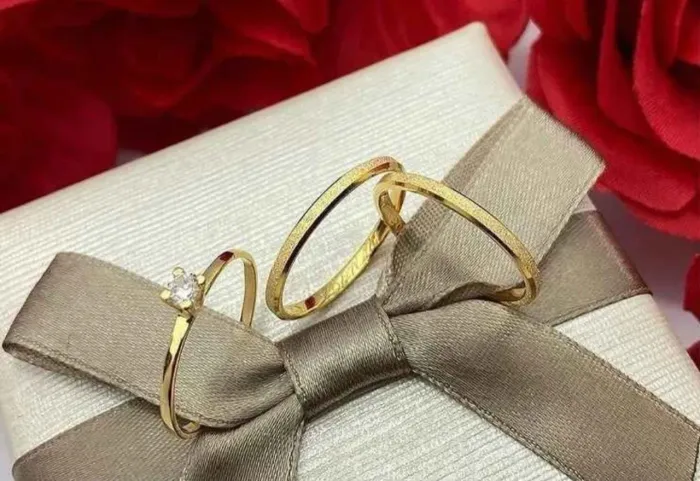 Anéis de casamento e noivado
