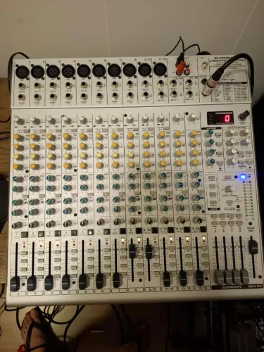 Mesa de som Behringer - Eurorack