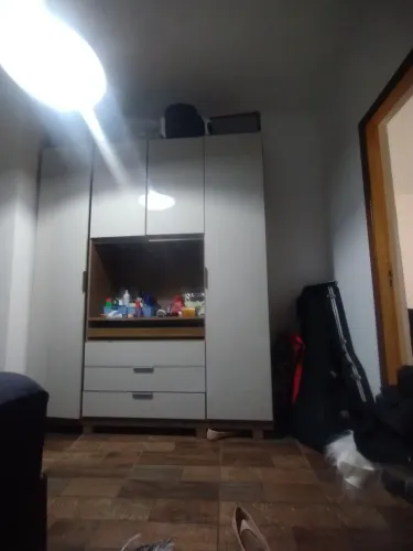 Guarda roupa com mesa para estudo espaço para tv e tomadas