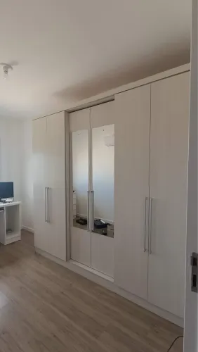 Guarda-roupa casal com Espelho 6 portas 2 gavetas