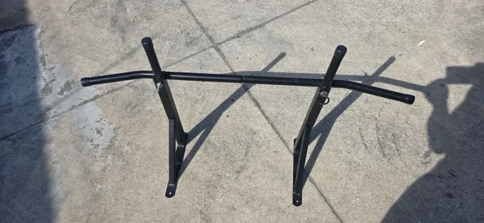 Barra fixa com suporte para saco de pancada