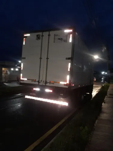 Caminhâo disponível para fretes e mudanças.
