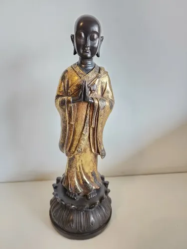 Estátua Buda/Monge em Pé Dourada