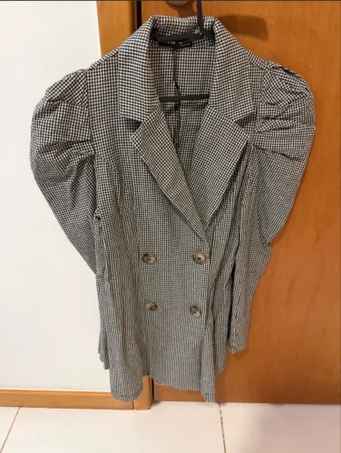 Sobretudo quadriculado com mangas bufantes 