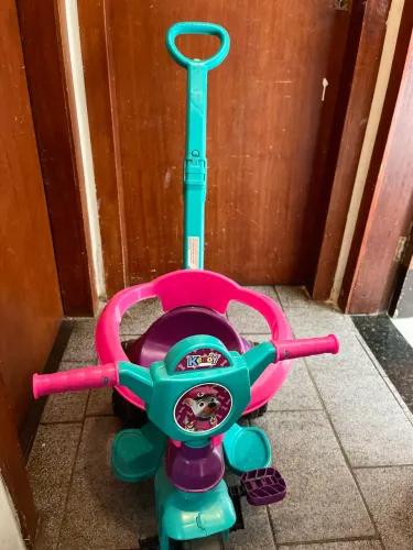 Triciclo (Carrinho) Infantil Kendy com Empurrador e Proteção