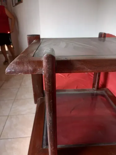 2 mesas de canto de madeira com tampos de vidro 