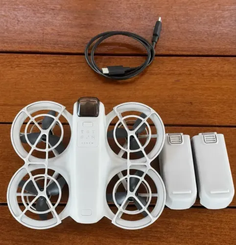 Drone neo filma sozinho usado