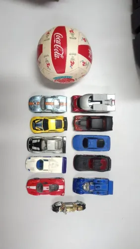 Lote Hot Wheels mais brinde bola da coca