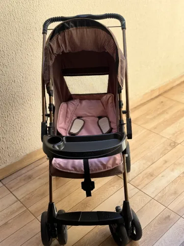 Carrinho de bebê confortável e compacto - ótimo estado