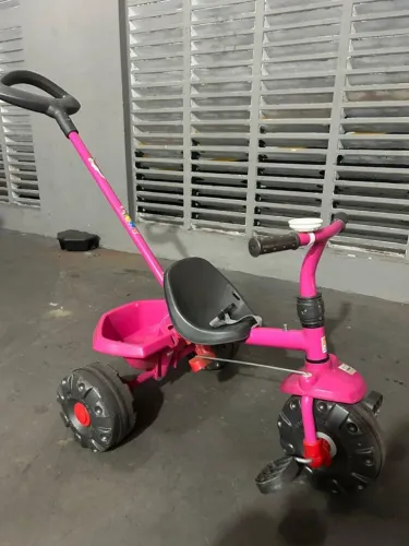 Triciclo Infantil Rosa com Empurrador, Pedal e Cestinha