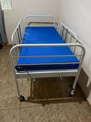 Vendo uma cama hospitalar de duas manivela.