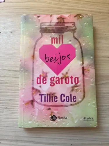 Livro "Mil beijos de garoto" Tillie Cole