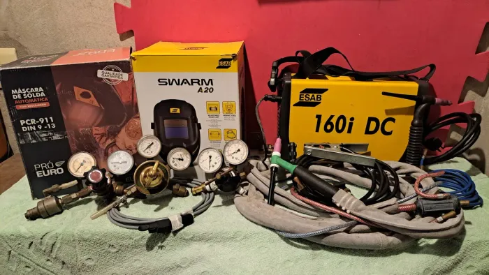 Maquina de solda esab 160i DC. 