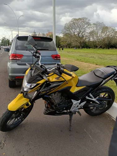 Honda CB 300F Twister 2023 Dourada - ABAIXO DA FIPE - R$ 20.000