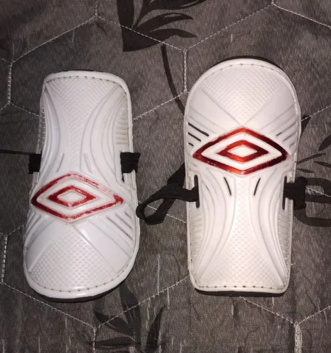 Caneleira de Futebol Umbro Branca com Velcro - Tamanho Único