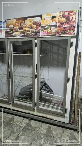 Freezer de três portas coservex as-3 precisa reparo. Com vazamento de gás - gela pouco.