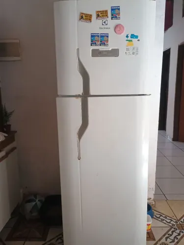 Vende-se uma geladeira usada frosfree 250 só falta colocar o gás
