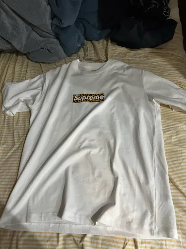 Camiseta Supreme branca logo