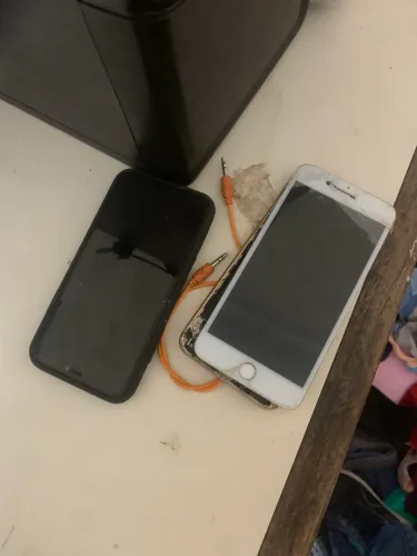 Vendo dois iPhone para retirada de peças, iPhone 8 Plus e a iPhone 11