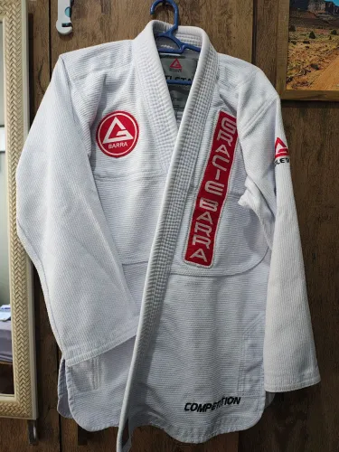 Kimono Gracie Barra Competition A1 em estado de novo 