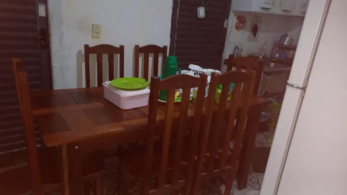 Vendo uma mesa com 6 cadeiras 