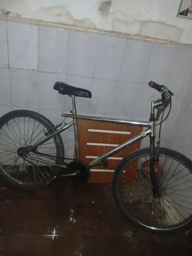 Bicicleta no centro do rio 