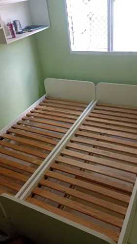 Duas camas com gavetas embotidas