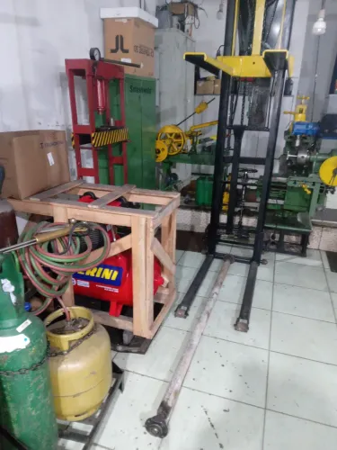 Serviços de solda em geral aluminio , inox , ferro e tornearia  manutenção de máquinas 