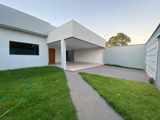Casa térrea com 3 quartos e amplo quintal no Setor Park dos Buritis em Palmas