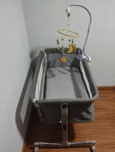 Berço portátil Kababy com móbile