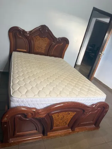 Cama de Casal em Madeira com Colchão - Modelo Clássico