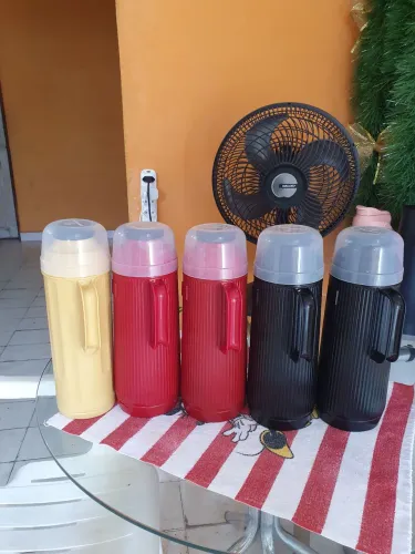 Garrafas de café e carinho novos