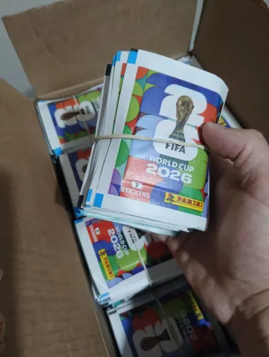 Kit 100 Pacotinhos de Figurinhas - Copa do Mundo FIFA 2026 - Panini