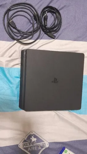 PS4 SLIM 1TB 2 CONTROLES E 3 JOGOS