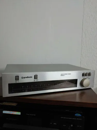 Gradiente Model 7 Vintage AM/FM Stereo Tuner - Funcionando Perfeitamente - R$ 400