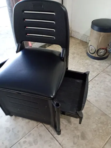 Cadeira de manicure usada