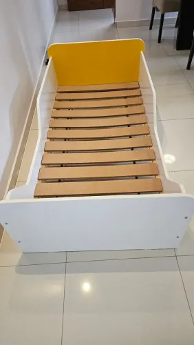 Linda Cama infantil em formato de carrinho , com colchão.