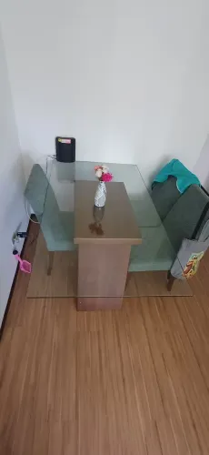 Mesa de Jantar com 4 Cadeiras + Tampo de Vidro - Linda e Conservada