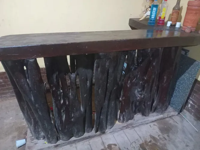 Bar em madeira maciça