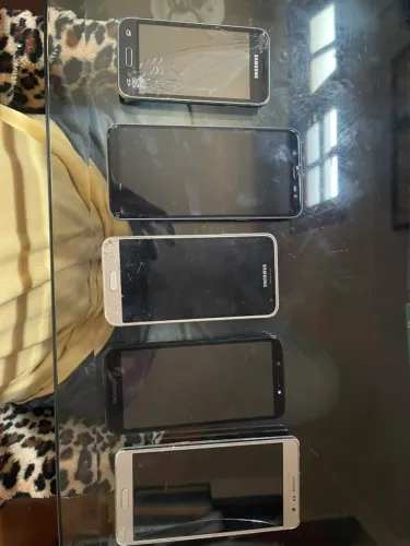 Lote com 5 celulares Samsung e Motorola