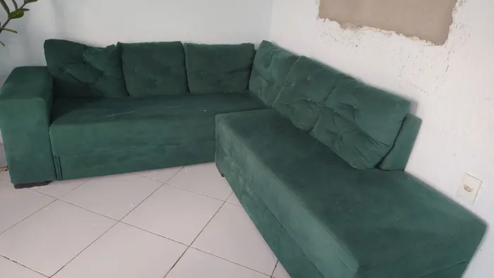 Sofá de canto, cor verde, almofadas presas.